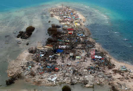 Vista aérea de uma cidade devastada pelo tufão Haiyan, na província de Samar, nas Filipinas. Créditos: Reuters / Erik de Castro Vista aérea de uma cidade devastada pelo tufão Haiyan, na província de Samar, nas Filipinas. Créditos: Reuters / Erik de Castro