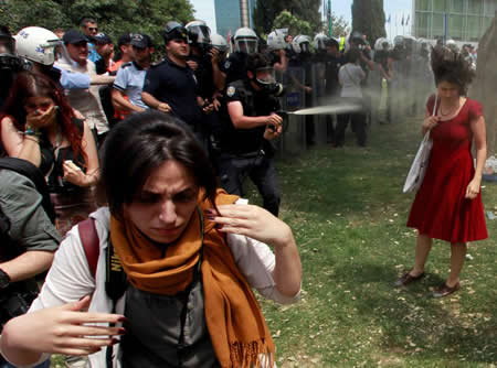 A polícia de choque lança gás lacrimogéneo durante um protesto contra a destruição de árvores num parque criado para pedestres, em Istambul, na Turquia. Créditos: Reuters / Osman Orsal A polícia de choque lança gás lacrimogéneo durante um protesto contra a destruição de árvores num parque criado para pedestres, em Istambul, na Turquia. Créditos: Reuters / Osman Orsal