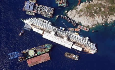 Vista aérea captado por um helicóptero da marinha mostra o navio Costa Concordia tombado ao largo da costa da ilha Giglio, em Itália. Créditos: Reuters / Alessandro Bianchi Vista aérea captado por um helicóptero da marinha mostra o navio Costa Concordia tombado ao largo da costa da ilha Giglio, em Itália. Créditos: Reuters / Alessandro Bianchi