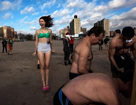 Membros do Clube Polar Bear de Coney Island tentam aquecer antes de mergulhar nas águas da praia de Coney Island, em Nova Iorque, nos EUA. Créditos: Reuters / Eric Thayer Membros do Clube Polar Bear de Coney Island tentam aquecer antes de mergulhar nas águas da praia de Coney Island, em Nova Iorque, nos EUA. Créditos: Reuters / Eric Thayer