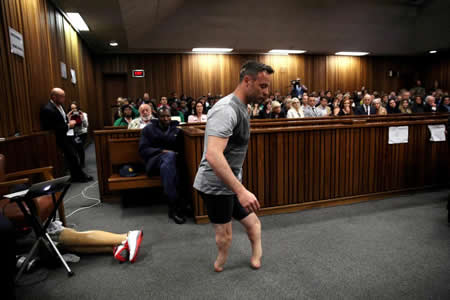 Oscar Pistorius, medalhado paralímpico, atravessa a sala de audiências do tribunal de Pretoria (África do Sul) sem as próteses que substituem as suas pernas, durante a 3.ª sessão da leitura da sentença pelo homicídio da sua namorada Reeva Steenkamp Oscar Pistorius, medalhado paralímpico, atravessa a sala de audiências do tribunal de Pretoria (África do Sul) sem as próteses que substituem as suas pernas, durante a 3.ª sessão da leitura da sentença pelo homicídio da sua namorada Reeva Steenkamp