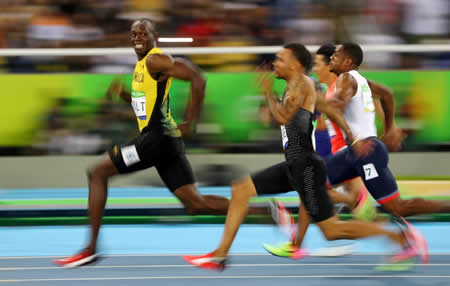 Usain Bolt (Jamaica) olha para Andre De Grasse (Canadá) durante as meias-finais dos 100 metros dos Jogos Olímpicos de 2016, no Rio de Janeiro. Usain Bolt (Jamaica) olha para Andre De Grasse (Canadá) durante as meias-finais dos 100 metros dos Jogos Olímpicos de 2016, no Rio de Janeiro.
