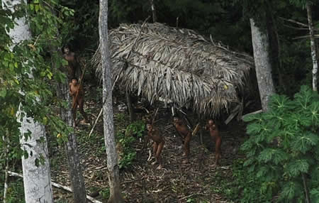 Índios considerados isolados por antropólogos reagem a um avião sobrevoando a sua comunidade na Amazónia, perto do rio Xinane, Brasil. Créditos: Reuters / Lunae Parracho Índios considerados isolados por antropólogos reagem a um avião sobrevoando a sua comunidade na Amazónia, perto do rio Xinane, Brasil. Créditos: Reuters / Lunae Parracho