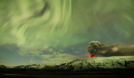 As luzes do norte são vistas acima da nuvem de cinzas de um vulcão em Eyjafjallajokull, na Islândia. Créditos: Reuters / Lucas Jackson As luzes do norte são vistas acima da nuvem de cinzas de um vulcão em Eyjafjallajokull, na Islândia. Créditos: Reuters / Lucas Jackson