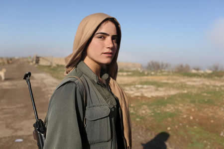 Uma combatente do Partido dos Trabalhadores do Curdistão (PKK) é fotografada numa zona de segurança em Sinjar, no Iraque. Créditos: Reuters / Asmaa Waguih Uma combatente do Partido dos Trabalhadores do Curdistão (PKK) é fotografada numa zona de segurança em Sinjar, no Iraque. Créditos: Reuters / Asmaa Waguih
