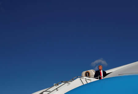 O presidente dos EUA, Donald Trump, embarca no Air Force One para viajar para Ohio no aeroporto de Morristown, Nova Jersey. Créditos: Reuters / Leah Millis O presidente dos EUA, Donald Trump, embarca no Air Force One para viajar para Ohio no aeroporto de Morristown, Nova Jersey. Créditos: Reuters / Leah Millis