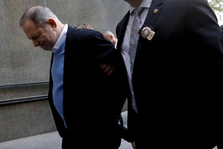 O produtor de cinema Harvey Weinstein chega ao Tribunal Penal de Manhattan em Nova Iorque, nos EUA. Créditos: Reuters / Shannon Stapleton O produtor de cinema Harvey Weinstein chega ao Tribunal Penal de Manhattan em Nova Iorque, nos EUA. Créditos: Reuters / Shannon Stapleton