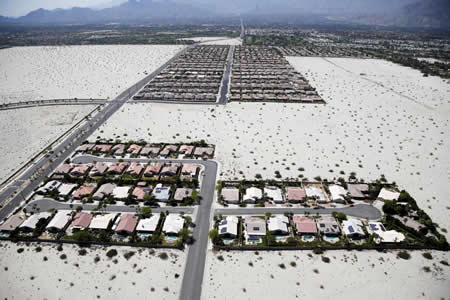 Casas com piscinas são vistas na área de Palm Springs, na Califórnia. Créditos: Reuters / Lucy Nicholson Casas com piscinas são vistas na área de Palm Springs, na Califórnia. Créditos: Reuters / Lucy Nicholson