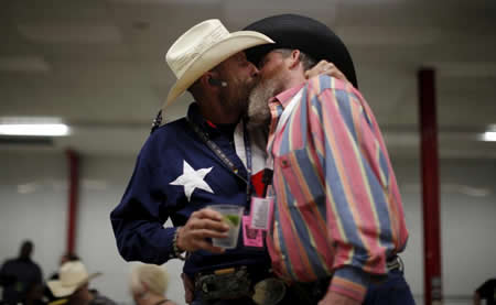 Gordon Satterly, de 61 anos, do Michigan, beija o marido Richard Brand, de 53 anos, do Texas, durante um evento gay em Little Rock, no Arkansas, Estados Unidos. Gordon Satterly, de 61 anos, do Michigan, beija o marido Richard Brand, de 53 anos, do Texas, durante um evento gay em Little Rock, no Arkansas, Estados Unidos.