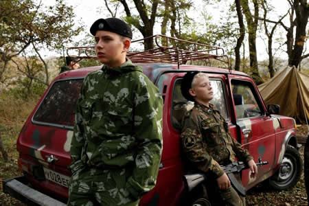 Os alunos da Escola Geral de Cadetes Yermolov participam num exercício militar no terreno, que inclui treinos em aterros, táticas de sobrevivência na floresta e outras atividades, nuas arredores da cidade de Stavropol, na Rússia. Os alunos da Escola Geral de Cadetes Yermolov participam num exercício militar no terreno, que inclui treinos em aterros, táticas de sobrevivência na floresta e outras atividades, nuas arredores da cidade de Stavropol, na Rússia.