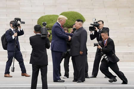 O presidente dos Estados Unidos Donald Trump encontra-se com o líder norte-coreano, Kim Jong Un, numa zona desmilitarizada que separa as duas Coreias perto de Panmunjom. O presidente dos Estados Unidos Donald Trump encontra-se com o líder norte-coreano, Kim Jong Un, numa zona desmilitarizada que separa as duas Coreias perto de Panmunjom.