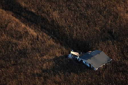 Uma vista aérea mostra uma casa empurrada para o pântano quase um mês depois da localidade de Oakwood ter sido devastada pelo furacão Sandy. Perto de Nova Iorque, nos Estados Unidos. Uma vista aérea mostra uma casa empurrada para o pântano quase um mês depois da localidade de Oakwood ter sido devastada pelo furacão Sandy. Perto de Nova Iorque, nos Estados Unidos.