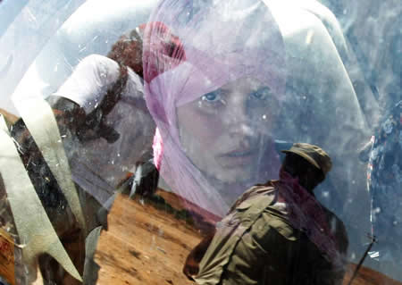 Uma mulher foge da cidade sitiada de Bani Walid, na Líbia. Uma mulher foge da cidade sitiada de Bani Walid, na Líbia.