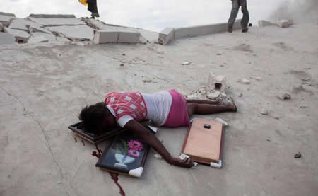 Fabianne Geismar, de 15 anos, morreu baleada na cabeça depois de ter participado na pilhagem de uma loja destruída em Port-au-Prince, no Haiti. Fabianne Geismar, de 15 anos, morreu baleada na cabeça depois de ter participado na pilhagem de uma loja destruída em Port-au-Prince, no Haiti.