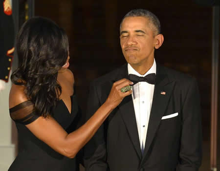A primeira-dama Michelle Obama ajeita o laço do presidente norte-americano, Barack Obama, enquanto esperam pela chegada do presidente chinês, Xi Jinping, e da sua esposa, Peng Liyuan, para um jantar de Estado na Casa Branca, em Washington. A primeira-dama Michelle Obama ajeita o laço do presidente norte-americano, Barack Obama, enquanto esperam pela chegada do presidente chinês, Xi Jinping, e da sua esposa, Peng Liyuan, para um jantar de Estado na Casa Branca, em Washington.