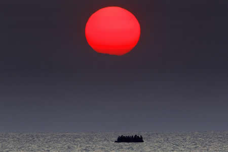 Um bote replete de refugiados sírios anda à deriva no Mar Egeu, entre a Turquia e a Grécia, depois de o motor avariar perto da ilha grega de Kos. Um bote replete de refugiados sírios anda à deriva no Mar Egeu, entre a Turquia e a Grécia, depois de o motor avariar perto da ilha grega de Kos.