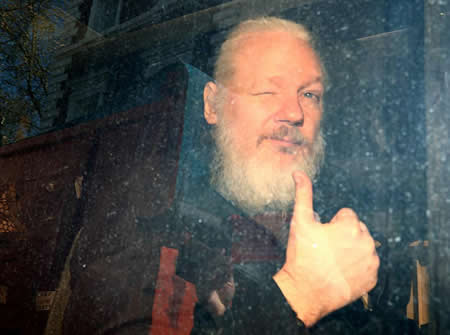 O fundador da Wikileaks, Julian Assange, chega ao Tribunal de Magistrados de Westminster depois de ser detido em Londres. O fundador da Wikileaks, Julian Assange, chega ao Tribunal de Magistrados de Westminster depois de ser detido em Londres.