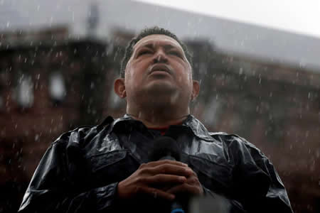 Hugo Chavez, na altura presidente da Venezuela e candidato às eleições, faz um discurso à chuva durante uma ação de campanha em Caracas. Hugo Chavez, na altura presidente da Venezuela e candidato às eleições, faz um discurso à chuva durante uma ação de campanha em Caracas.
