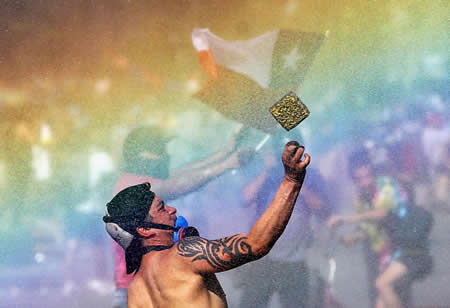 As cores do arco-íris emolduram os manifestantes em Santiago do Chile, que protestam contra o modelo económico do Estado. As cores do arco-íris emolduram os manifestantes em Santiago do Chile, que protestam contra o modelo económico do Estado.