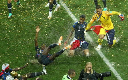 Ousmane Dembélé, Presnel Kimpembe e Alphonse Areola celebram a conquista do título mundial de futebol pela França, no Estádio Luzhinki, em Moscovo, após triunfo sobre a Croácia na final Ousmane Dembélé, Presnel Kimpembe e Alphonse Areola celebram a conquista do título mundial de futebol pela França, no Estádio Luzhinki, em Moscovo, após triunfo sobre a Croácia na final