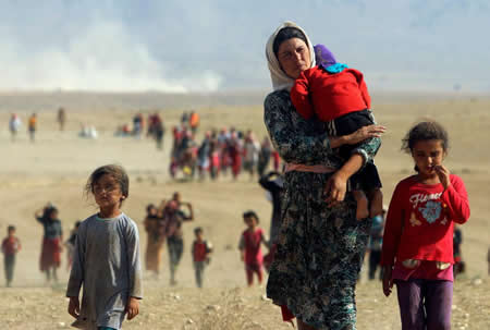 Refugiados da minoria Yazidi fogem da violência das forças leais ao Estado Islâmico na cidade de Sinjar, em direção à fronteira síria, nos arredores da montanha Sinjar, perto da cidade fronteiriça síria de Elierbeh, na província de Al-Hasakah, no Iraque. Refugiados da minoria Yazidi fogem da violência das forças leais ao Estado Islâmico na cidade de Sinjar, em direção à fronteira síria, nos arredores da montanha Sinjar, perto da cidade fronteiriça síria de Elierbeh, na província de Al-Hasakah, no Iraque.