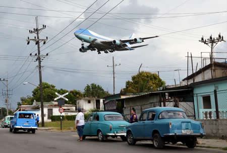 O Air Force One, com Barack Obama e a sua família, aproxima-se de Havana, naquela que foi a primeira visita de um presidente norte-americano à ilha em 88 anos.  O Air Force One, com Barack Obama e a sua família, aproxima-se de Havana, naquela que foi a primeira visita de um presidente norte-americano à ilha em 88 anos.