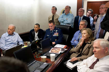 A reunião na Situation Room com Barack Obama, Joe Biden, Hillary Clinton e membros da segurança nacional norte-americana, momentos antes da captura de Osama Bin Laden.  A reunião na Situation Room com Barack Obama, Joe Biden, Hillary Clinton e membros da segurança nacional norte-americana, momentos antes da captura de Osama Bin Laden.