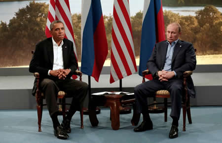 Barack Obama e Vladimir Putin reunidos durante a reunião dos G8, na Irlanda do Norte, onde discutiram o cessar-fogo na Síria.  Barack Obama e Vladimir Putin reunidos durante a reunião dos G8, na Irlanda do Norte, onde discutiram o cessar-fogo na Síria.