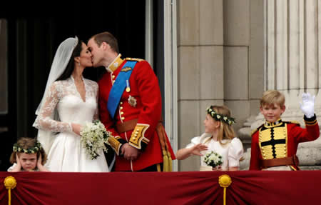 Os duques de Cambridge William e Catherine trocam um beijo após a cerimónia de casamento sob o olhar atento dos meninos das alianças. Os duques de Cambridge William e Catherine trocam um beijo após a cerimónia de casamento sob o olhar atento dos meninos das alianças.