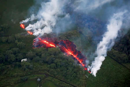 Lava sai projetada de uma fissura causada pela erupção do vulcão Kilauea, no Havai. Esta foi uma das maiores registadas, dando origem a um terramoto de magnitude 6.9.  Lava sai projetada de uma fissura causada pela erupção do vulcão Kilauea, no Havai. Esta foi uma das maiores registadas, dando origem a um terramoto de magnitude 6.9.
