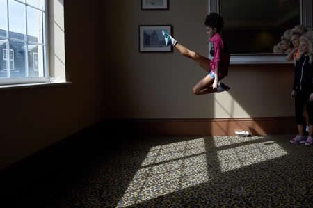 Aibhin Kenneally, de 13 anos (e pertencente ao grupo de dança Flynn-O'Kane), aquece nos bastidores antes da sua prova nos campeonatos de dança irlandesa, em Dublin. Aibhin Kenneally, de 13 anos (e pertencente ao grupo de dança Flynn-O'Kane), aquece nos bastidores antes da sua prova nos campeonatos de dança irlandesa, em Dublin.