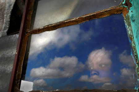 Anda, um rapaz de 15 anos, vê da janela de sua casa o local onde Nelson Mandela iria ser enterrado em Qunu, África do Sul.  Anda, um rapaz de 15 anos, vê da janela de sua casa o local onde Nelson Mandela iria ser enterrado em Qunu, África do Sul.