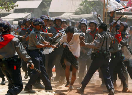 A polícia atinge um estudante durante um protesto violento em Letpadan, Myanmar. A polícia atinge um estudante durante um protesto violento em Letpadan, Myanmar.