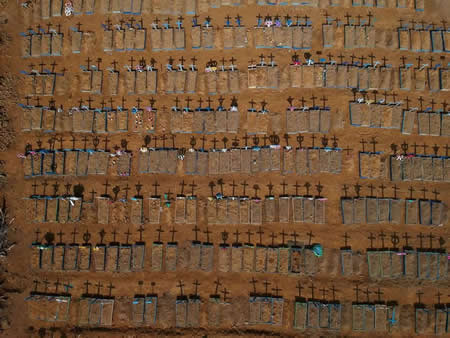 Cruzes fotografas de cima, projetam as suas sombras no cemitério do Parque Tarumã, durante o surto de coronavírus, em Manaus, no Brasil.