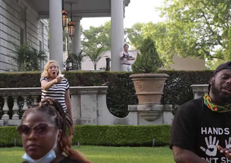 Durante uma manifestação contra a Mayor de St.Louis, Lyda Krewson, Patricia McCloskey e o seu marido Mark McCloskey apontaram as suas armas aos protestantes que entraram no seu bairro.