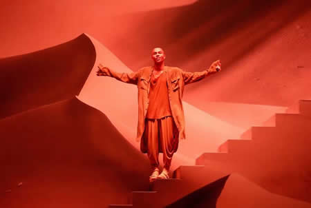 O estilista Olivier Rousteing apresenta o seu desfile da coleção outono/inverno 2020/2021 para a Balmain, durante a Men's Fashion Week em Paris, França