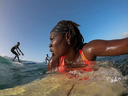 Khadjou Sambe, jovem de 25 anos, a primeira surfista profissional do Senegal, surfa durante uma sessão de treino na costa de Ngor, Dakar, Senegal, 18 de agosto de 2020. "Quando estou na água, sinto algo extraordinário, algo especial no meu coração", disse Sambe
