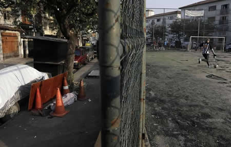 O corpo de Valnir Mendes da Silva, 62 anos, é deixado num passeio da comunidade de Arara, onde morreu depois de vários moradores terem solicitado ajuda aos serviços de emergência devido a problemas respiratórios durante o surto de coronavírus, no Rio de Janeiro, Brasil. Segundo os moradores, a retirada do corpo demorou cerca de 30 horas.
