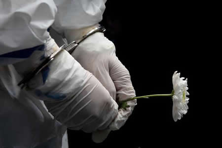 A ativista filipina Reina Mae Nasino, de 23 anos, segura uma flor durante o enterro do seu bebé de três meses. River morreu enquanto a jovem de 23 anos estava na prisão. A Criança foi enterrada no Cemitério do Norte de Manila, nas Filipinas. "Foi-nos negada a oportunidade de estarmos juntos. Nem sequer vi o teu riso", disse Nasino.
