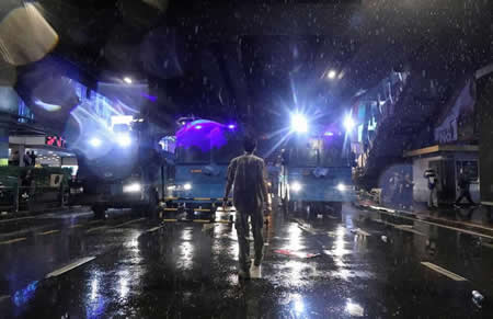 Um homem avança no meio da estrada durante protestos antigovernamentais na capital da Tailândia
