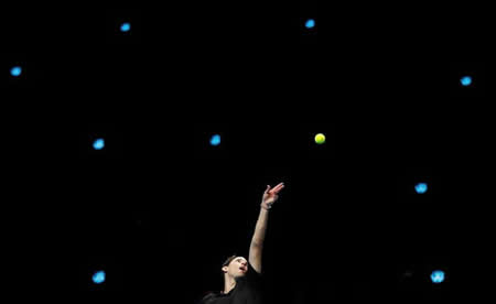 O tenista austriaco Dominic Thiem em ação durante sua partida da fase de grupos contra Stefanos Tsitsipas da Grécia nas finais da ATP no O2, em Londres, Reino Unido
