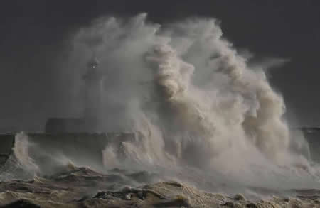 Ondas gigantes batem contra a parede do porto de Newhaven, Inglaterra.
