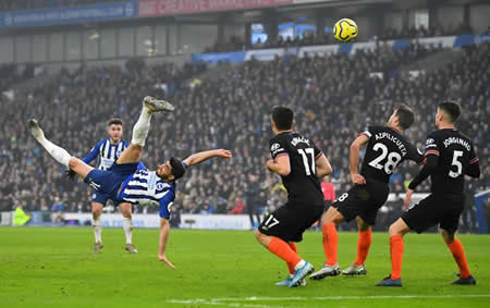 Alireza Jahanbakhsh, do Brighton & Hove Albion, marca contra o Chelsea no jogo da Premier League em Brighton, Reino Unido. 