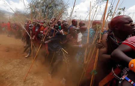Homens maasai empurram-se durante um ritual de passagem à idade sénior, em Kajiado, Quénia. 