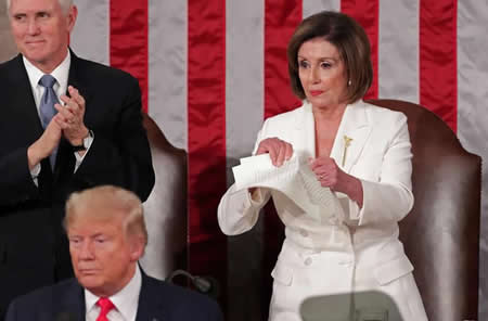 Nancy Pelosi, líder da Câmara dos Representantes, rasga o discurso de Donald Trump depois do discurso do Estado da União em Washington. 