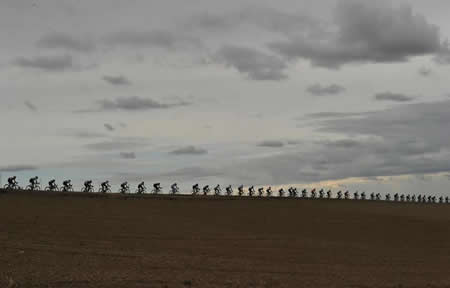Ciclistas competem durante os Campeonatos Mundiais de Ciclismo de Estrada em Imola, Itália.