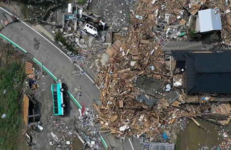 Vista área dos estragos causados pelas inundações provadas por chuvas torrenciais em Kumamura, no Japão.