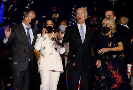 O candidato democrata à presidência dos EUA, Joe Biden, a sua mulher, Jill, e a candidata à vice-presidência Kamala Harris e o seu marido, Doug, no comício eleitoral depois de os media terem anunciado que Biden era o vencedor das eleições de 2020, contra o presidente Donald Trump. Em Wilmington, Delaware.