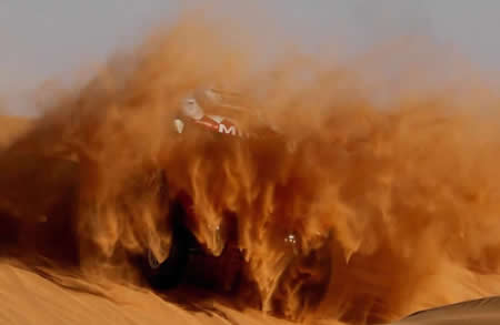 Stephane Peterhansel e Paulo Fiuza, da equipa Bahrain JCW X-Raid, durante a 7.ª etapa do Rally Dakar em Riade, na Arábia Saudita.